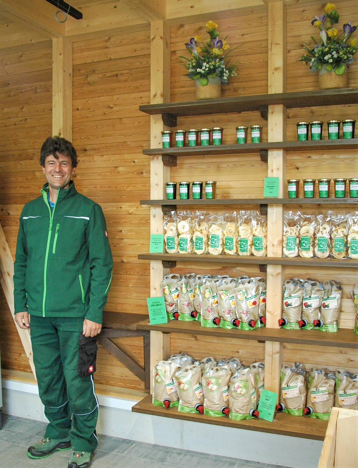 Apfelchips, frische Äpfel und Quittenmarmelade: Es herrscht reges Interesse am Hofverkauf im Bayerischen Obstzentrum