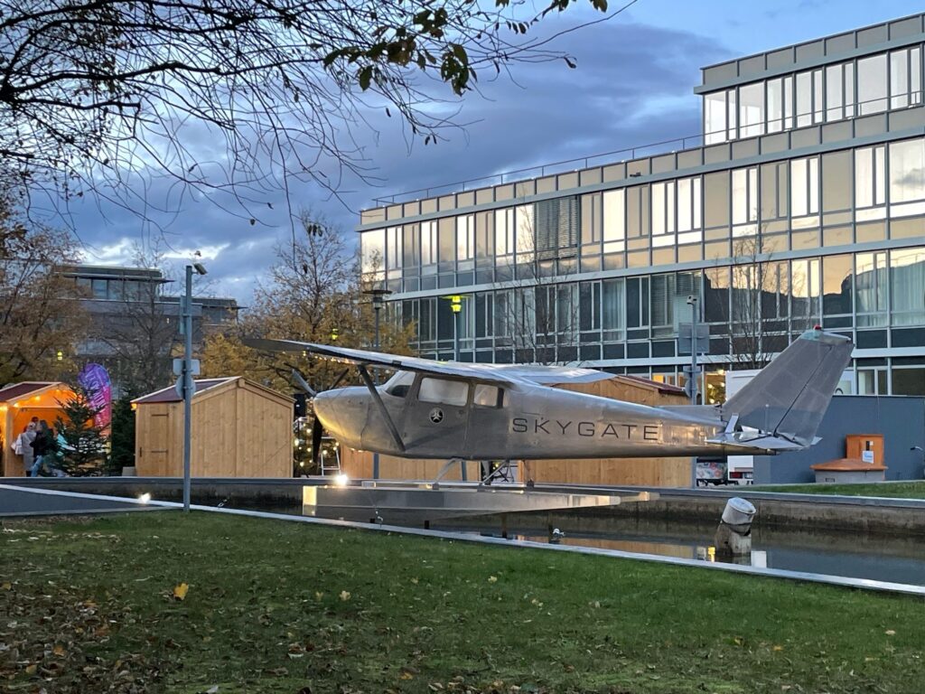 Zum ersten Mal findet das vorweihnachtliche Winterdorf im Skygate im Munich Airport Business Park statt.