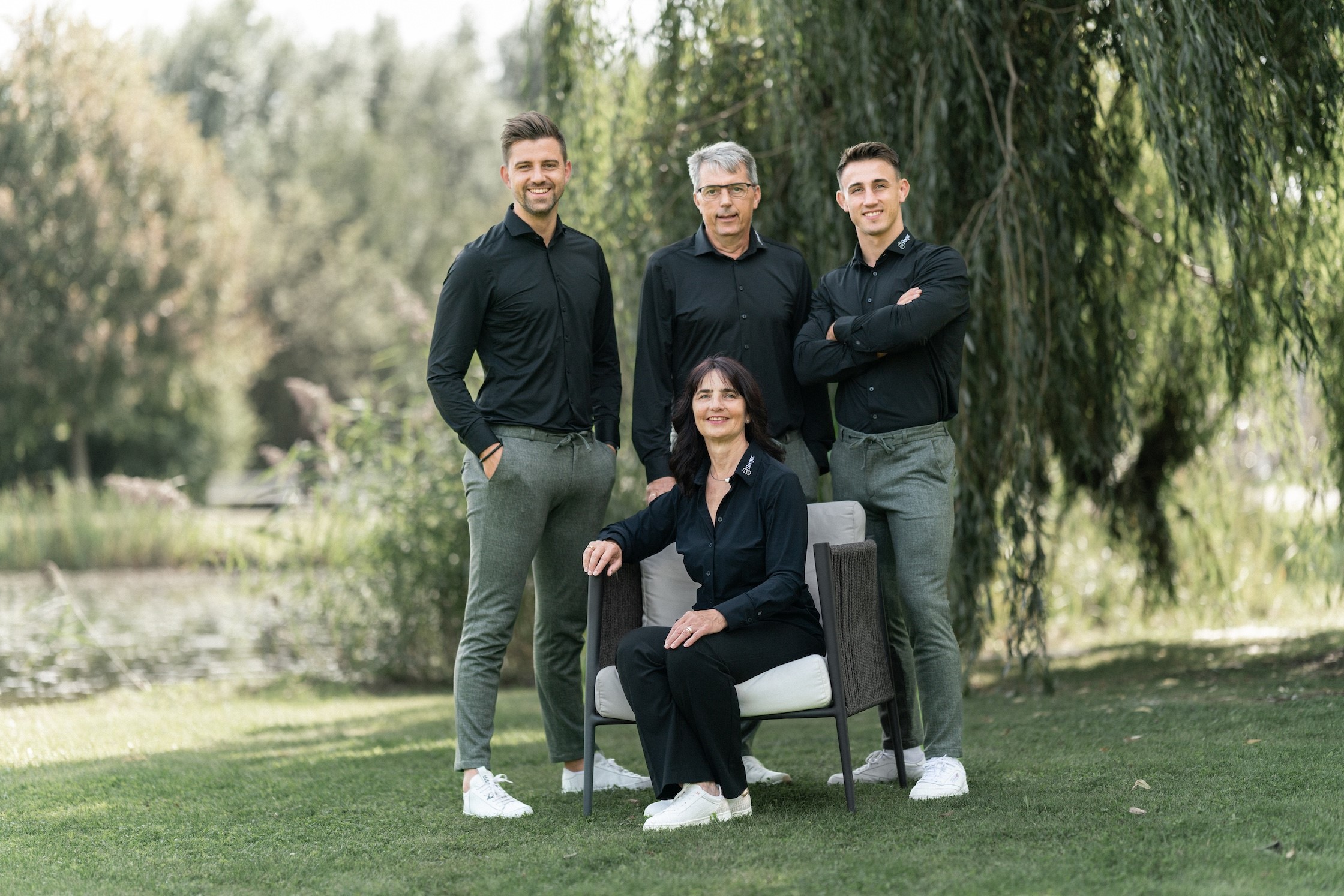 Gemeinsam mit seinen Söhnen Manuel (links) und Marcel (rechts) und Frau Marina leitet Meinhard Berger (Mitte) das Familienunternehmen SUW Berger.