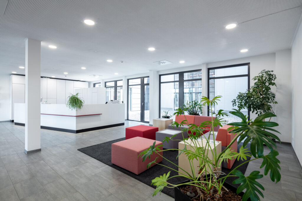 Der repräsentative Eingang in den Firmenfarben heißt Kunden aus aller Welt willkommen.