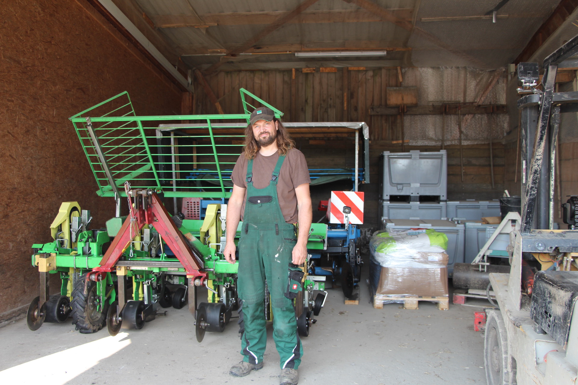 Viele Maschinen helfen Peter Zenker bei der Arbeit auf dem Feld.