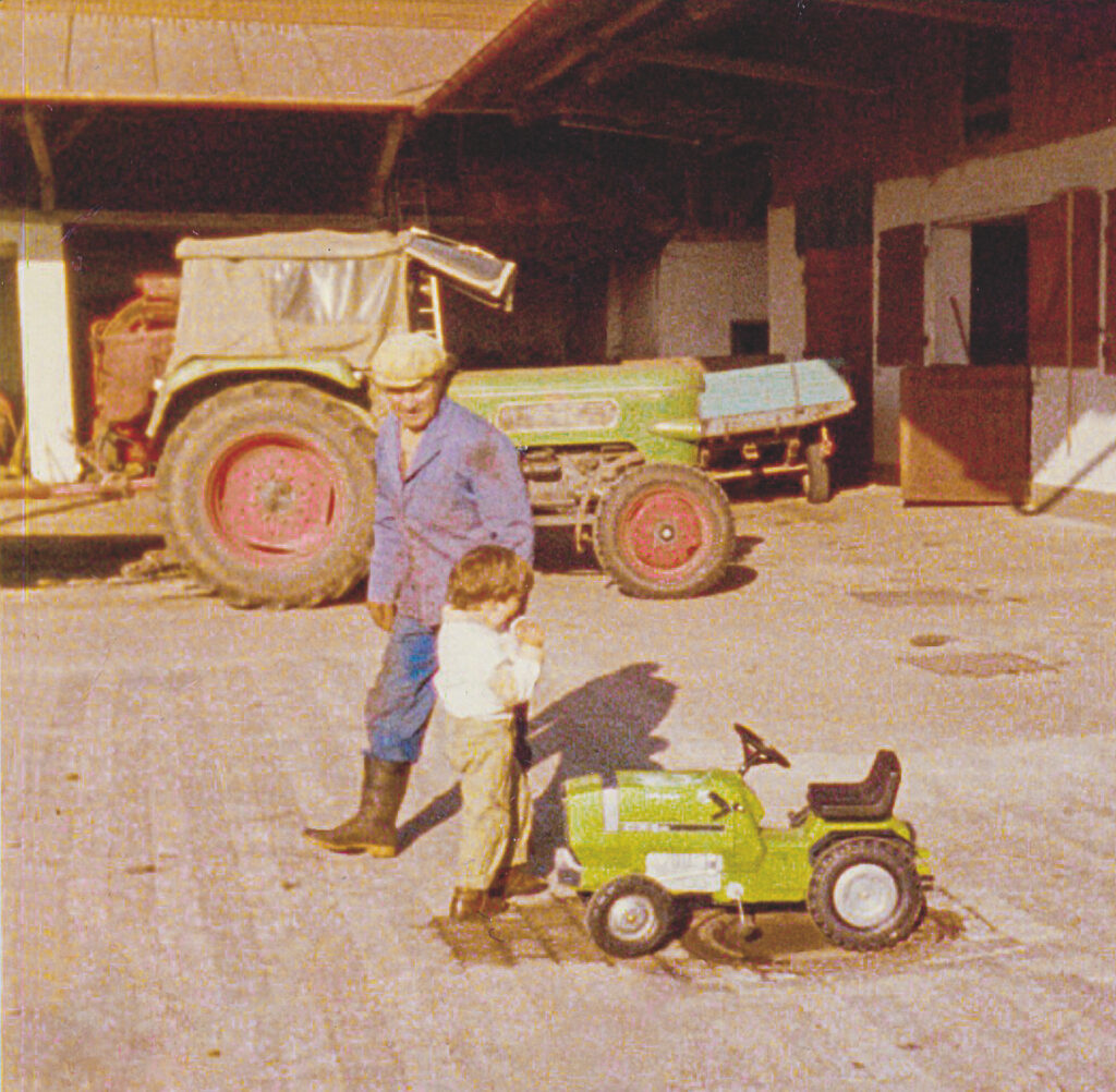 Großer Traktor, kleiner Traktor: Peter Zenker und Großvater am Fritzhof