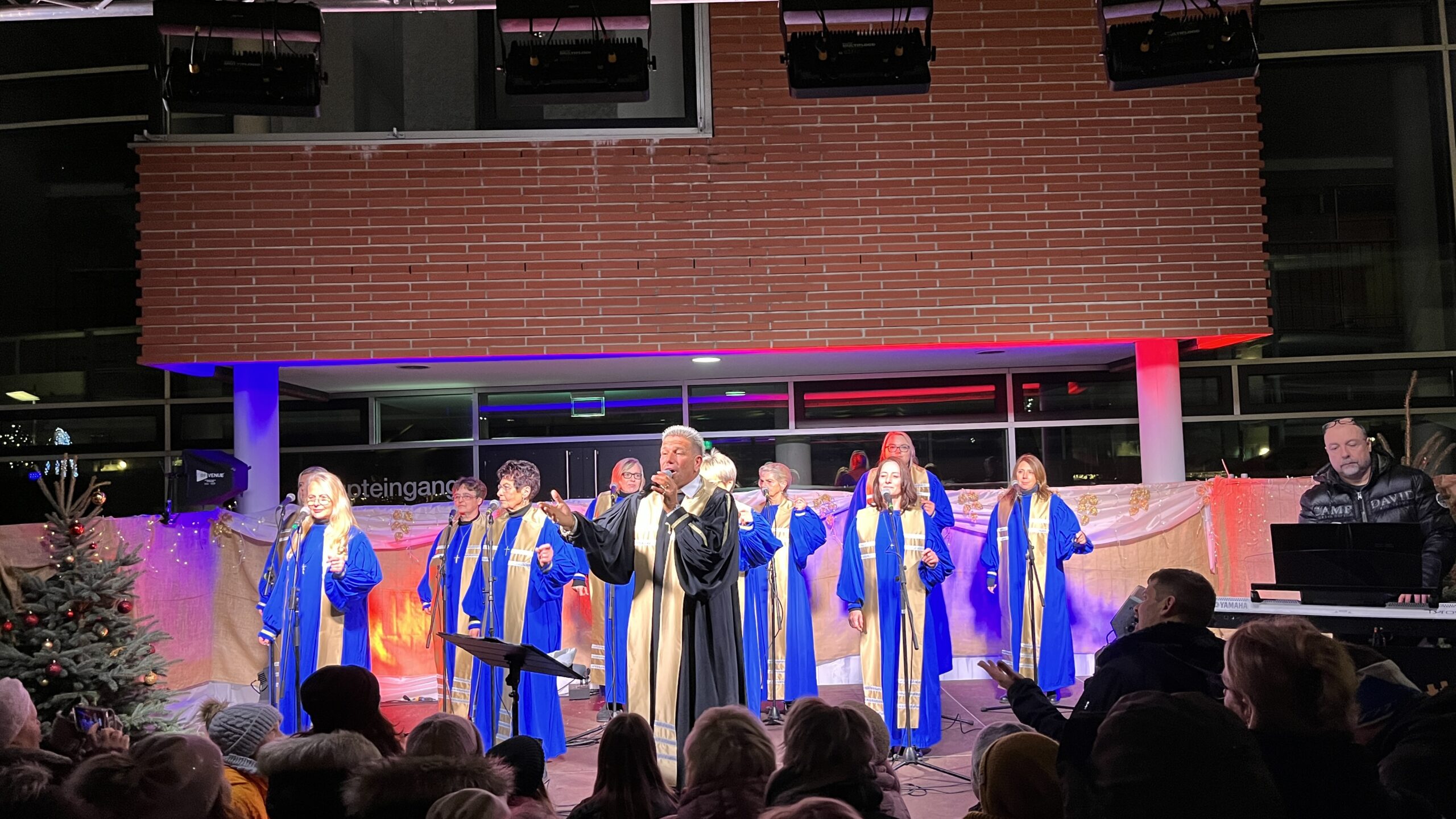 Gelebte Tradition: Jedes Jahr treten Oliver Schott und The Golden Gospel Choir auf dem Christkindlmarkt in Hallbergmoos auf und stimmen die Besucherinnen und Besuchern mit Liedern auf die besinnliche Weihnachtszeit ein.
