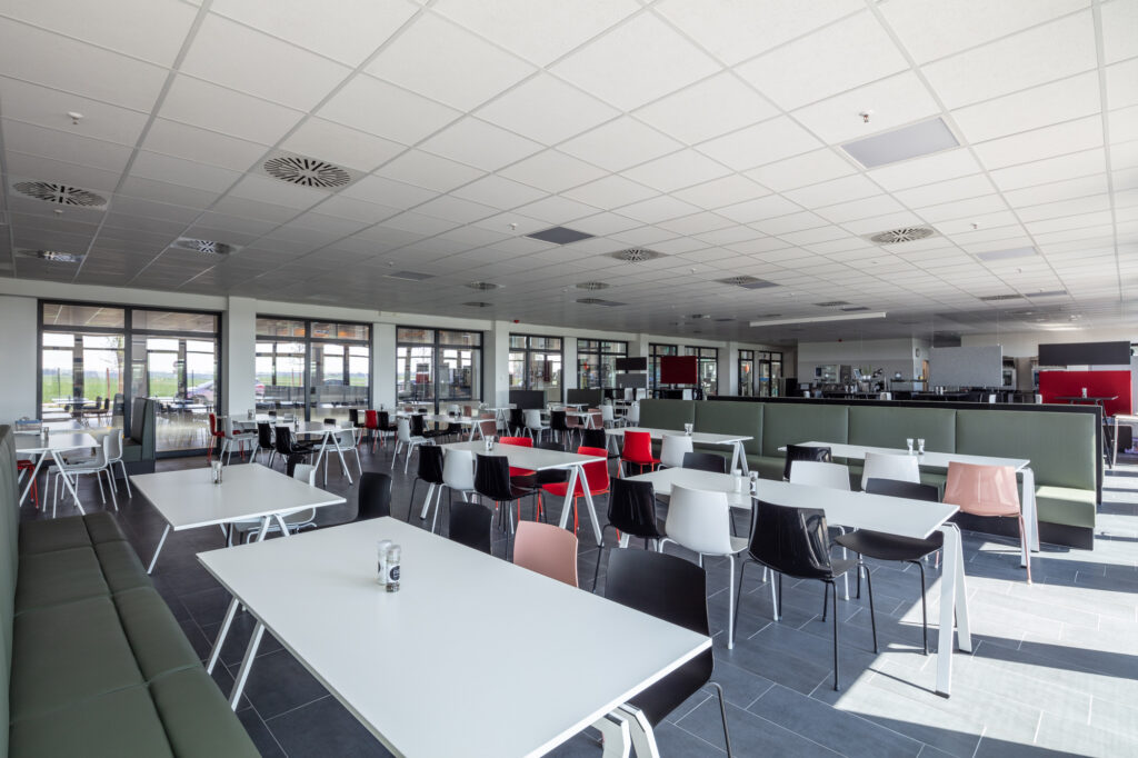 In der Kantine von HEKUMA erhalten die Mitarbeiter am Standort vergünstigtes Essen.