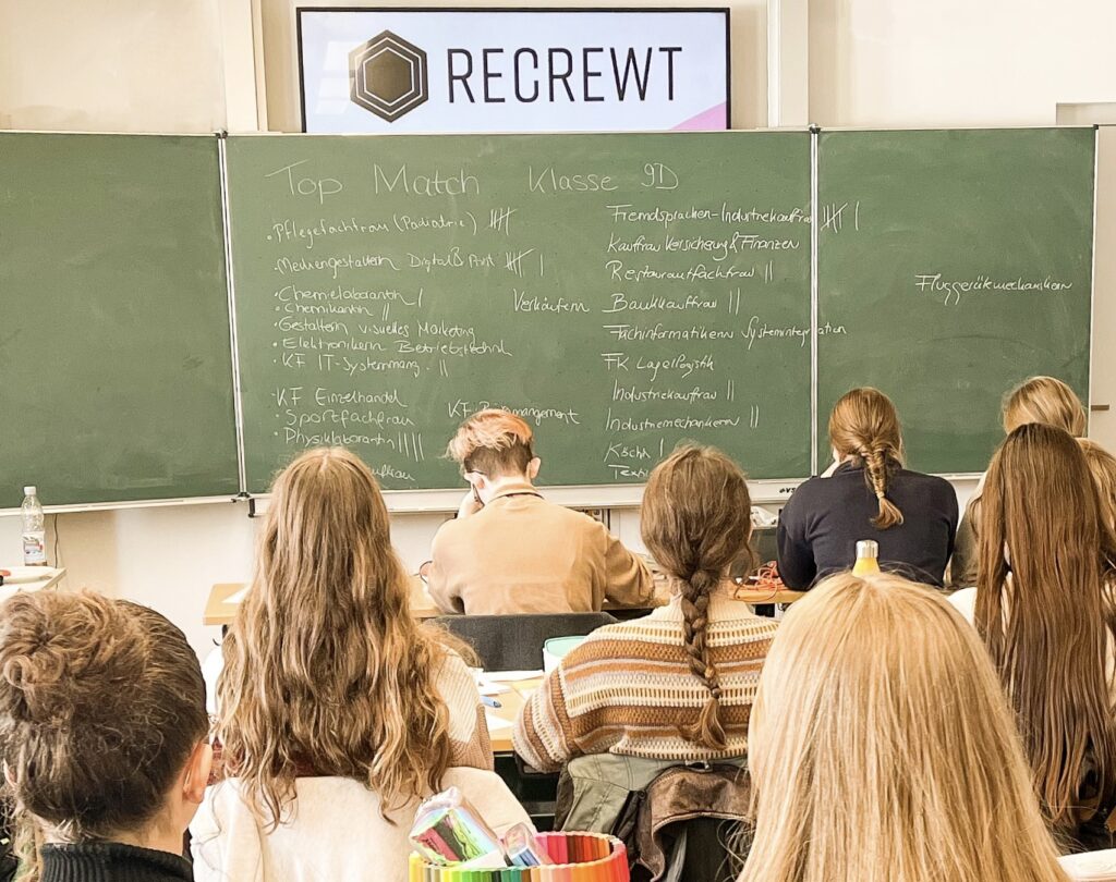 Ob analog oder digital: Die Plattform Recrewt setzt auf Schulklassentouren und KI-basiertes Azubi-Matching um die Ausbildung in Hallbergmoos schmackhaft und sichtbar zu machen.