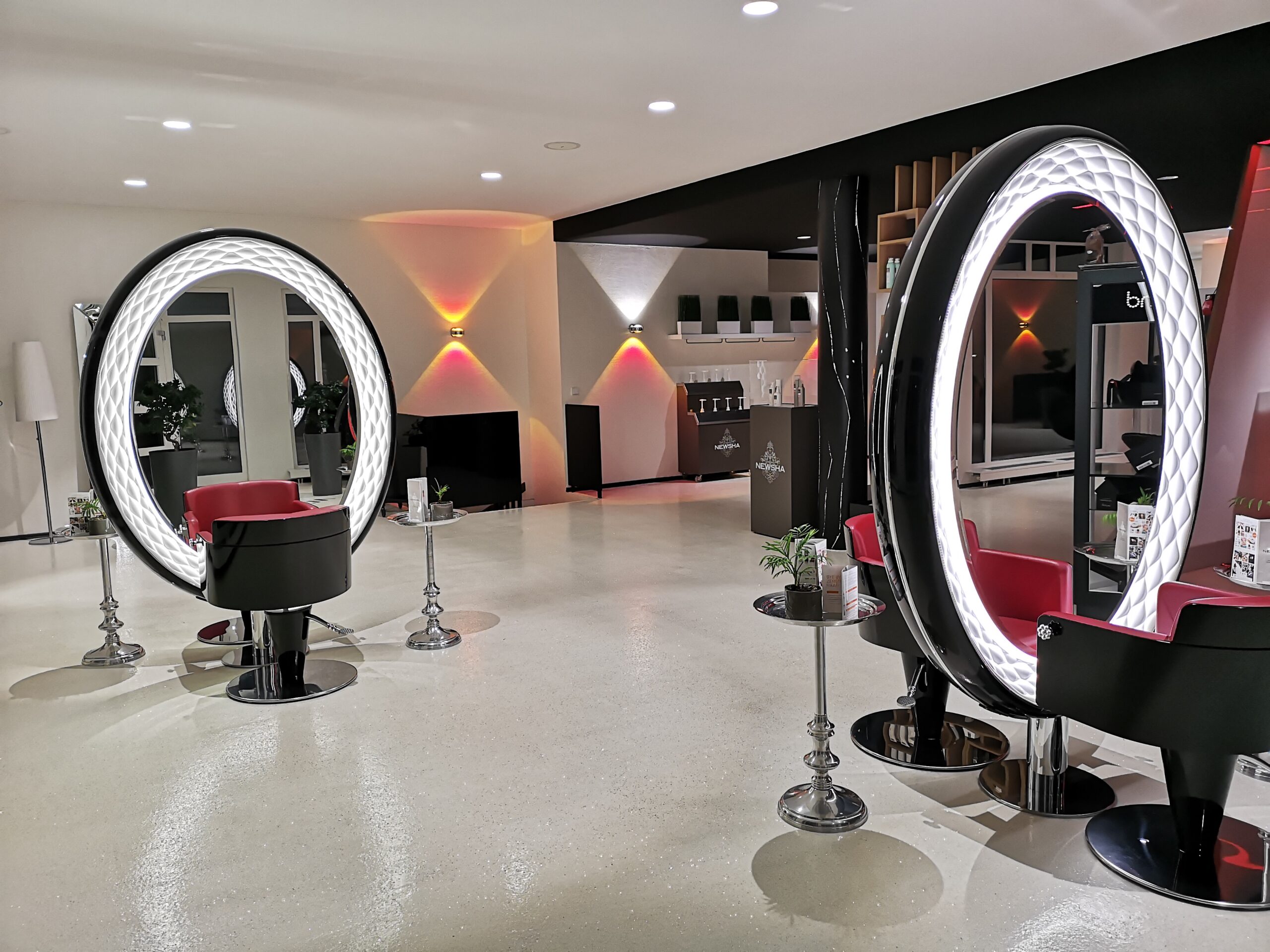 Mit über 400 Quadratmetern Fläche finden bei M-Crew Friseure Hallbergmoos nicht nur Motorräder und Kunden Platz: Die feschen Friseure haben eine ganze Etage im Laden auf Naturkosmetik ausgerichtet.