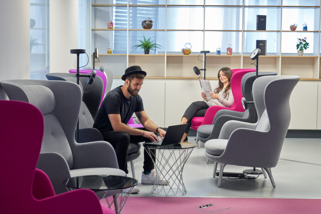 Coworking in Hallbergmoos: Das First Choice Business Center im Munich Airport Business Park bietet nicht nur stylisches Design, sondern auch einen fünf Sterne Service.
